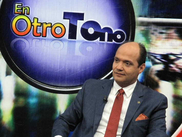 Participando en el programa televisivo En Otro Tono en Bonao